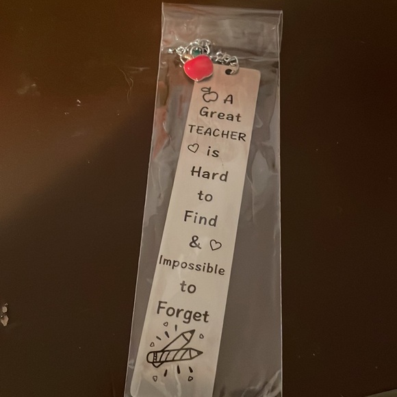 Metal bookmark with a apple on chain - Picture 4 of 4